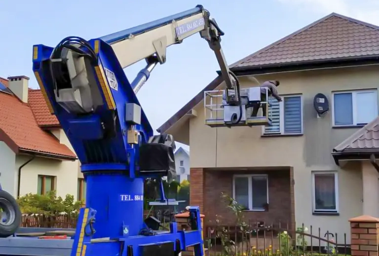 człowiek w koszu podnośnika