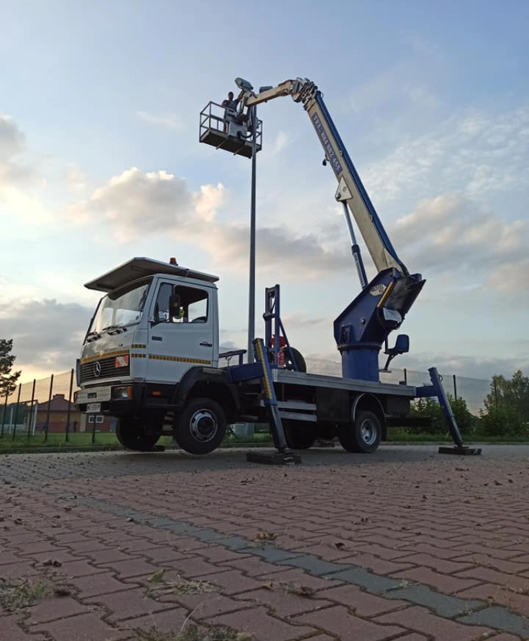 podnośnik koszowy na parkingu